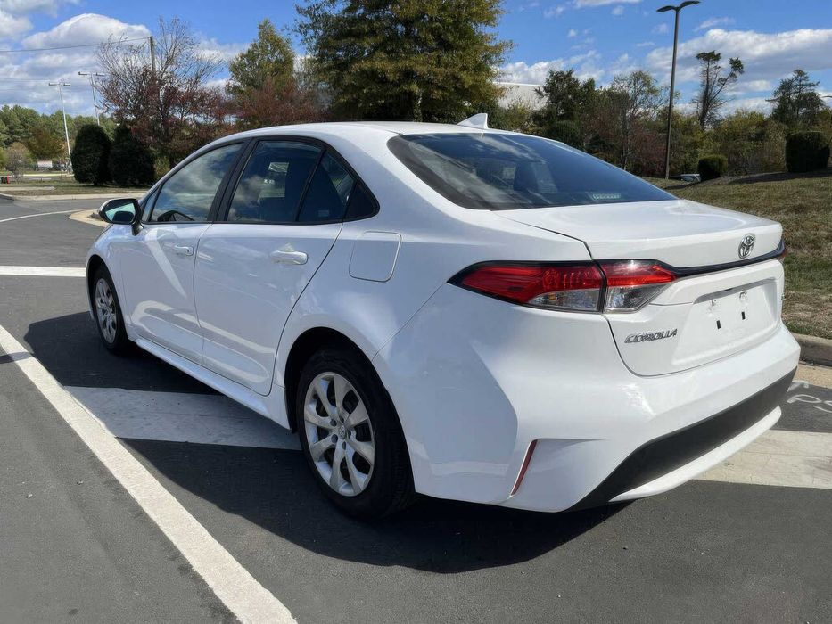 Toyota Corolla LE      2021