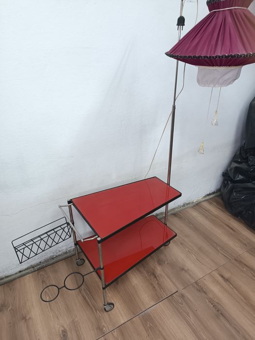 Lampa podłogowa i fotele liski.