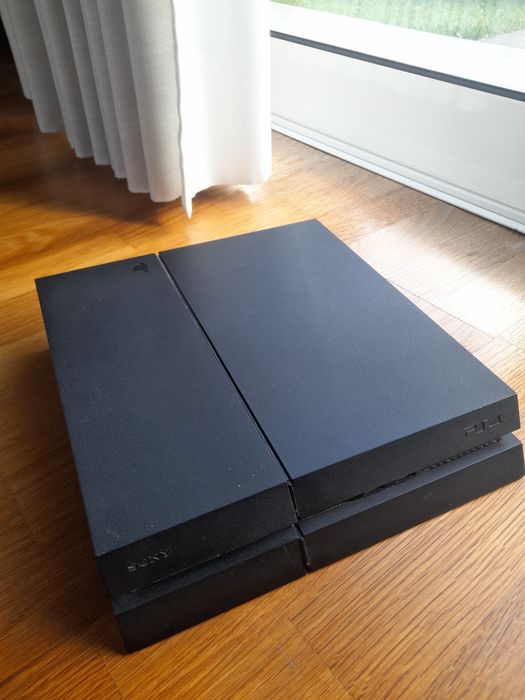 Vendo Ps4 (como nova) Jogos + 2 comandos