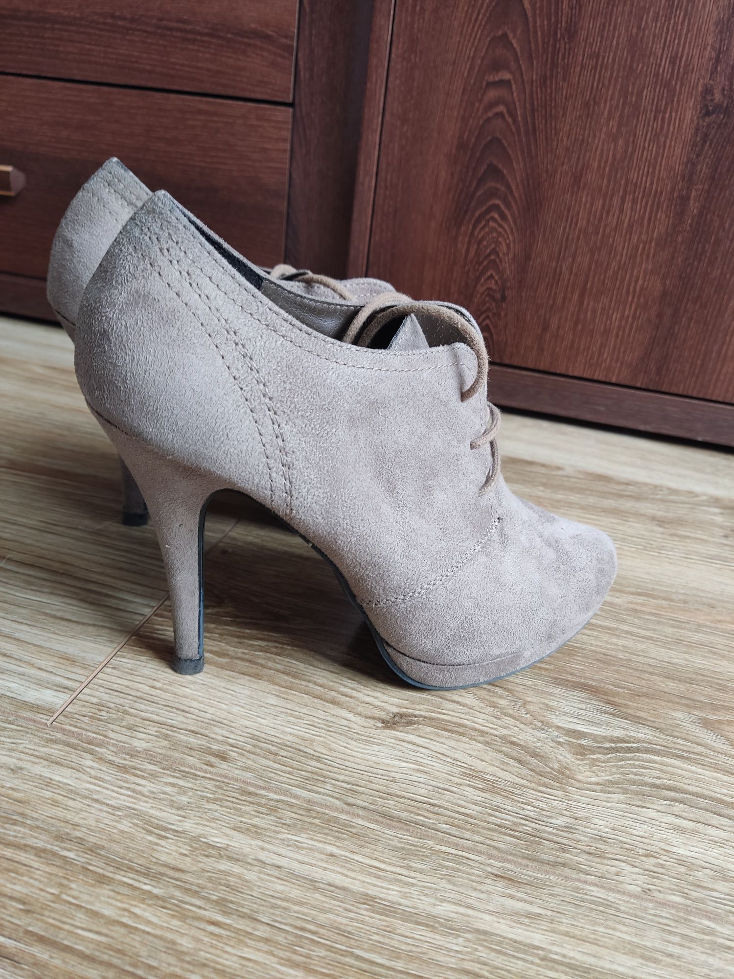 Buty na obcasie szary kremowy zamsz. Graceland CCC. Stan jak nowe .38
