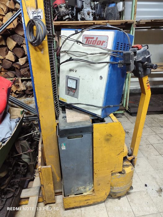 Empilhador Pimespo a baterias funcionar