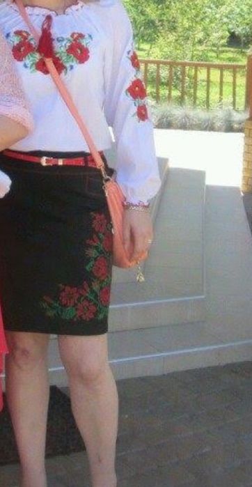 Юбка чорна з вишивкою