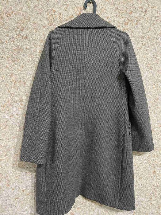 Пальто жіноче сіре.