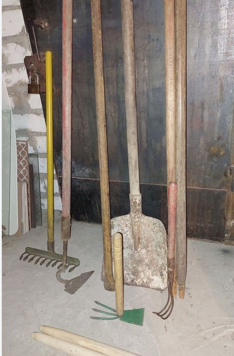 Батарея чугунная, радиатор,лопата, граблі, розпушувач
