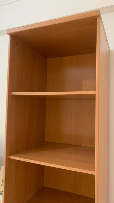 Estante com prateleiras em madeira faia