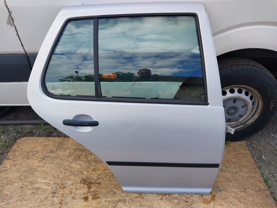 KOMPLETNE Drzwi tył Prawe Hatchback LB7Z VW Golf IV 4 srebrne