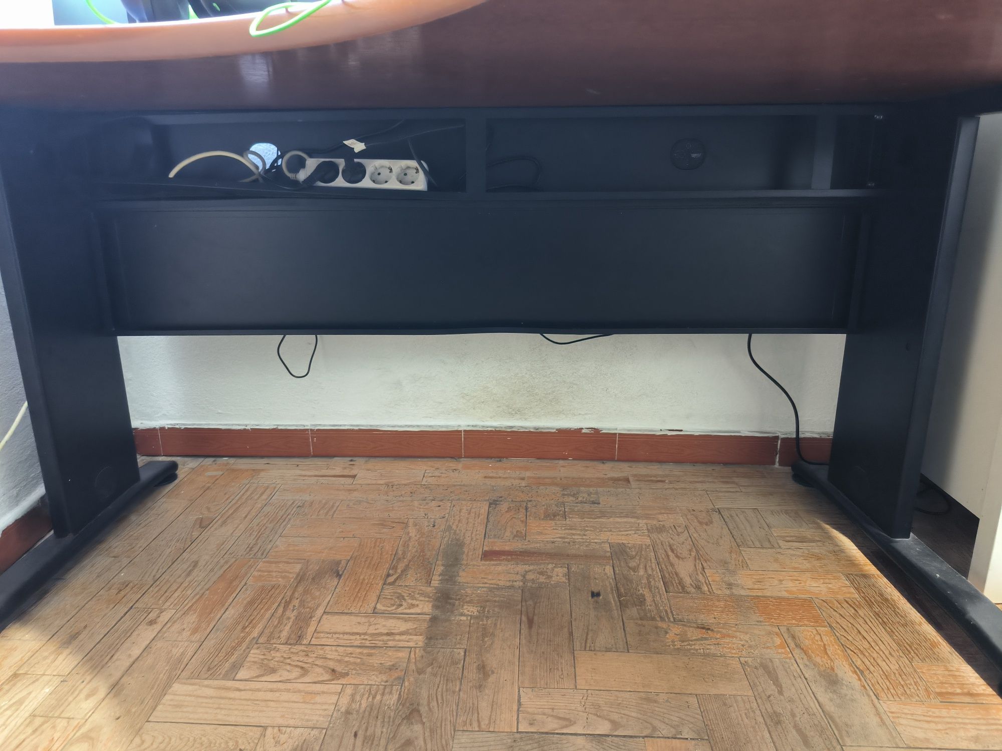 Mesa de escritório com calha para cabos  140x100x70
