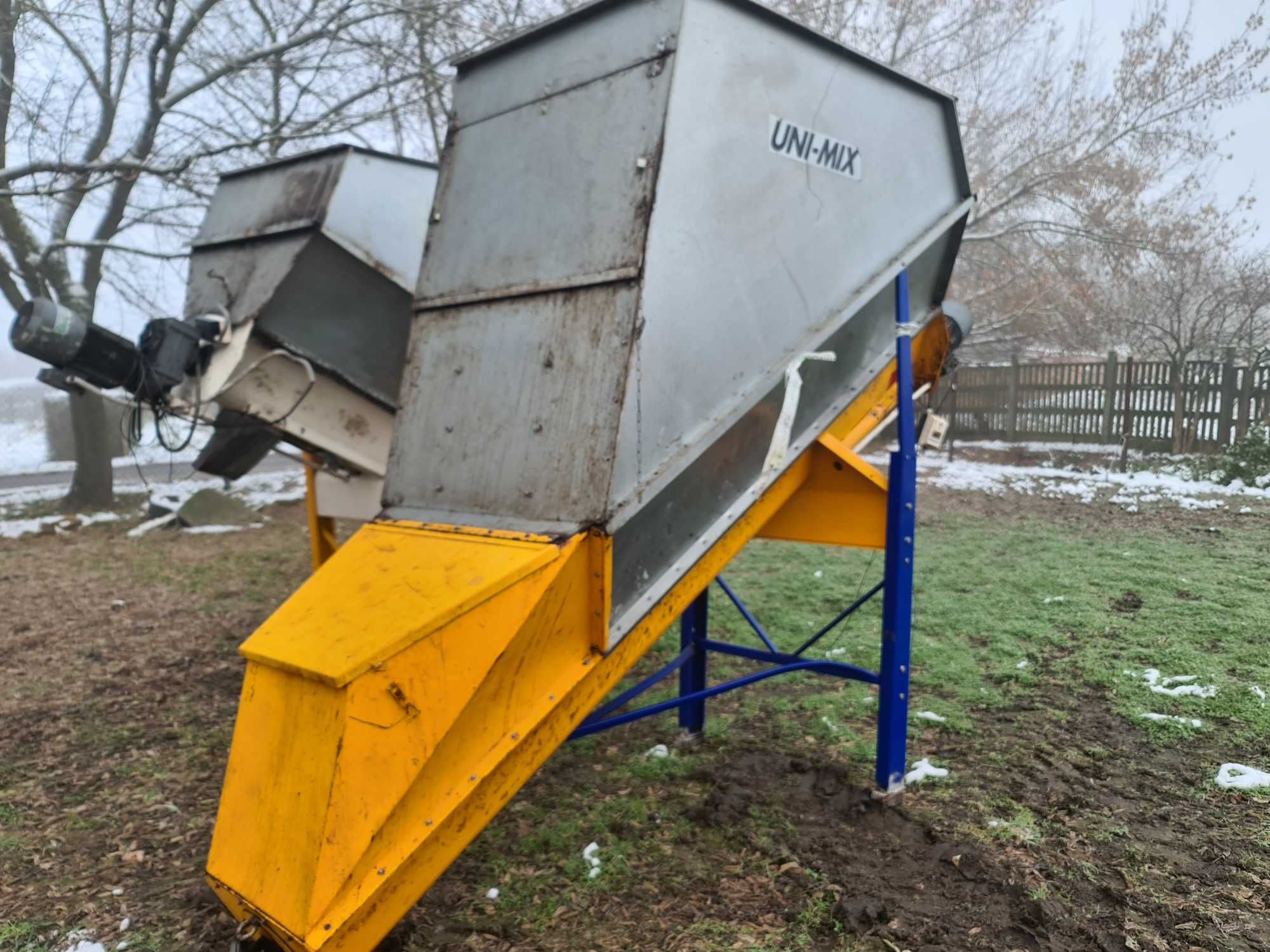 Zbiornik bufor podający trocin i nie tylko