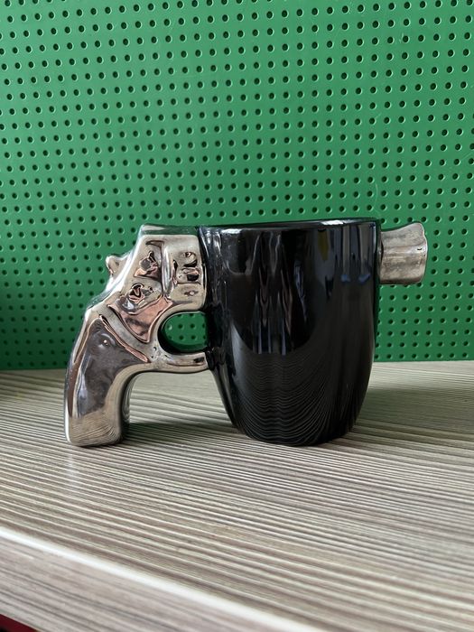 Чашка пістолет. Чорна чашка . Оригінальна чашка