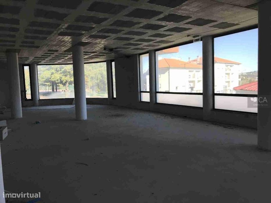 Loja para venda com 398,60 m² situada no centro de Oliveira do Hosp...