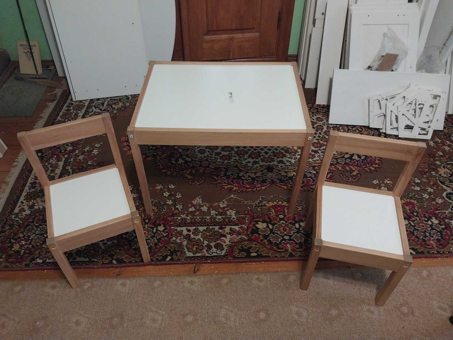 IKEA LATT Дитячий стіл з 2 стільцями
