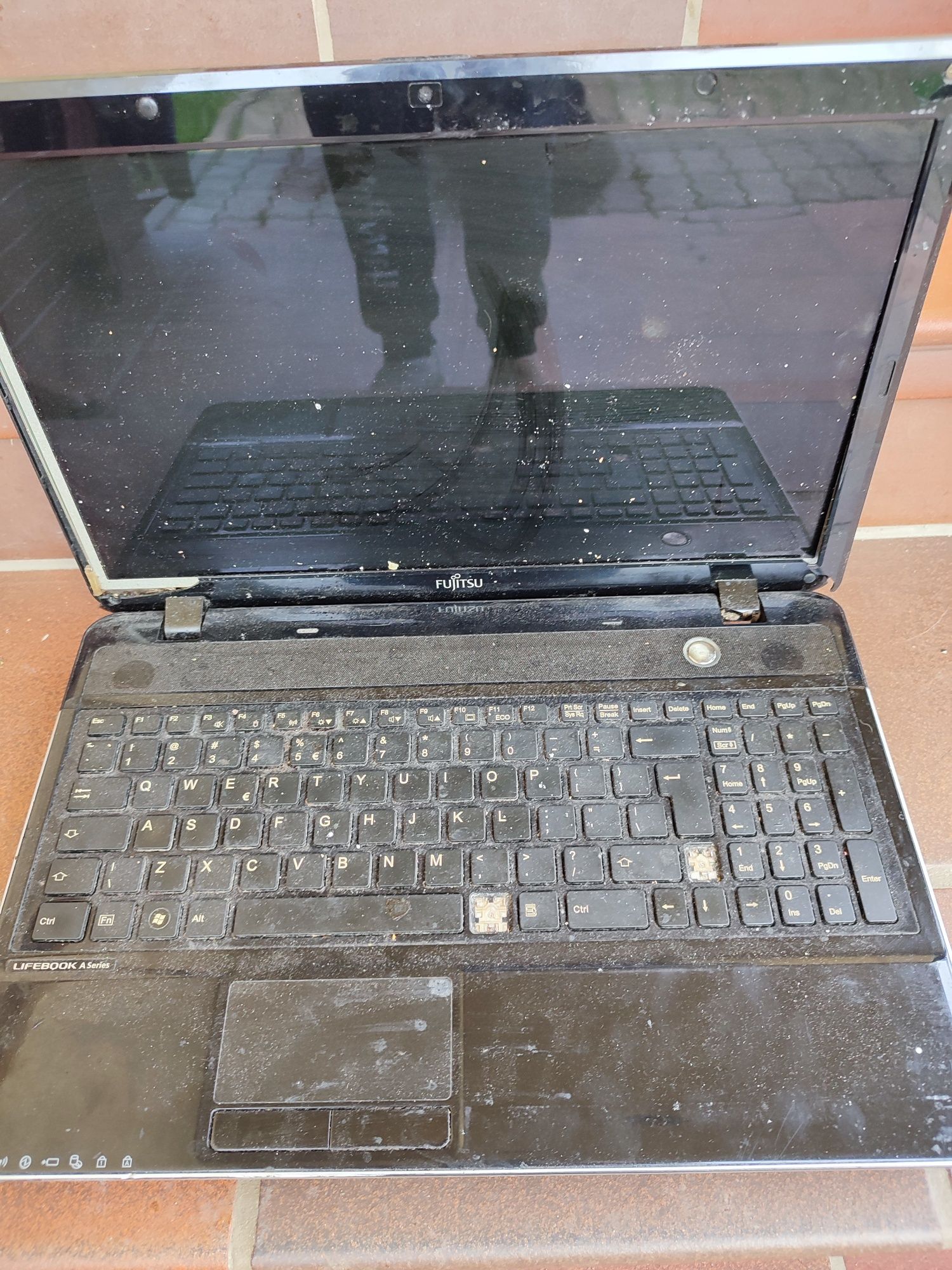 Komputer laptop uszkodzony