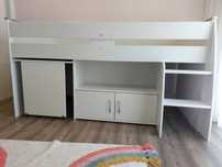Cama elevada com arrumação e secretária