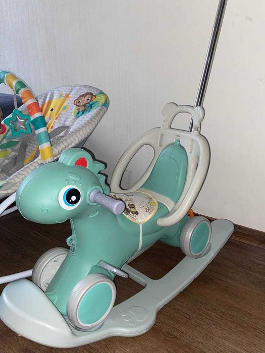 Дитяча каталка-гойдалка.