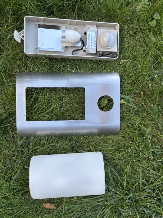 Lampa zewnętrzna z czujnikiem ruchu Conrad Electronic RWB002 – NOWA