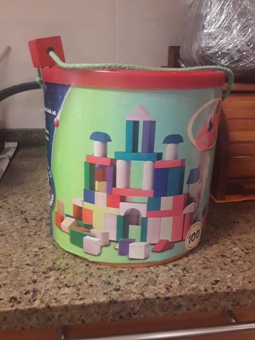 balde de blocos de madeira