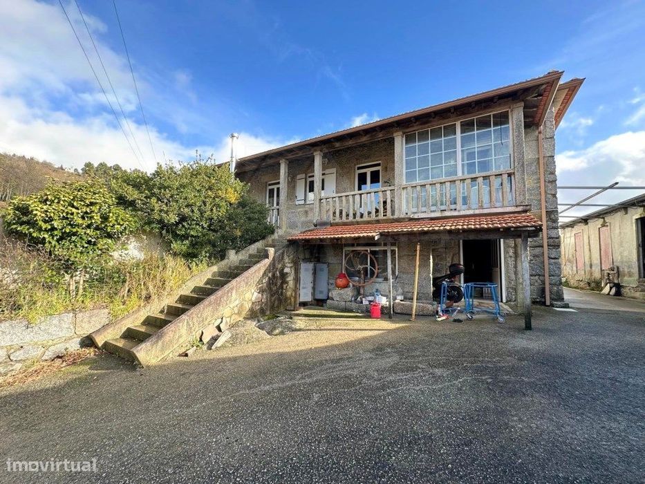 Moradia em pedra, em Mozelos