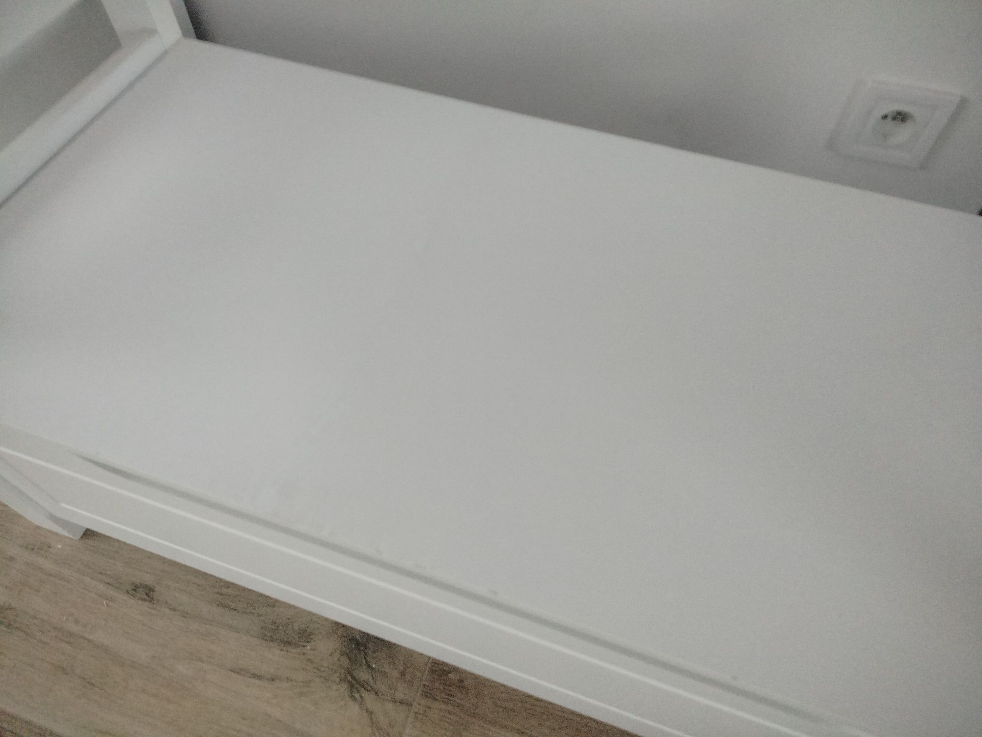 Biała drewniana skrznynia ławeczka na korytarz
