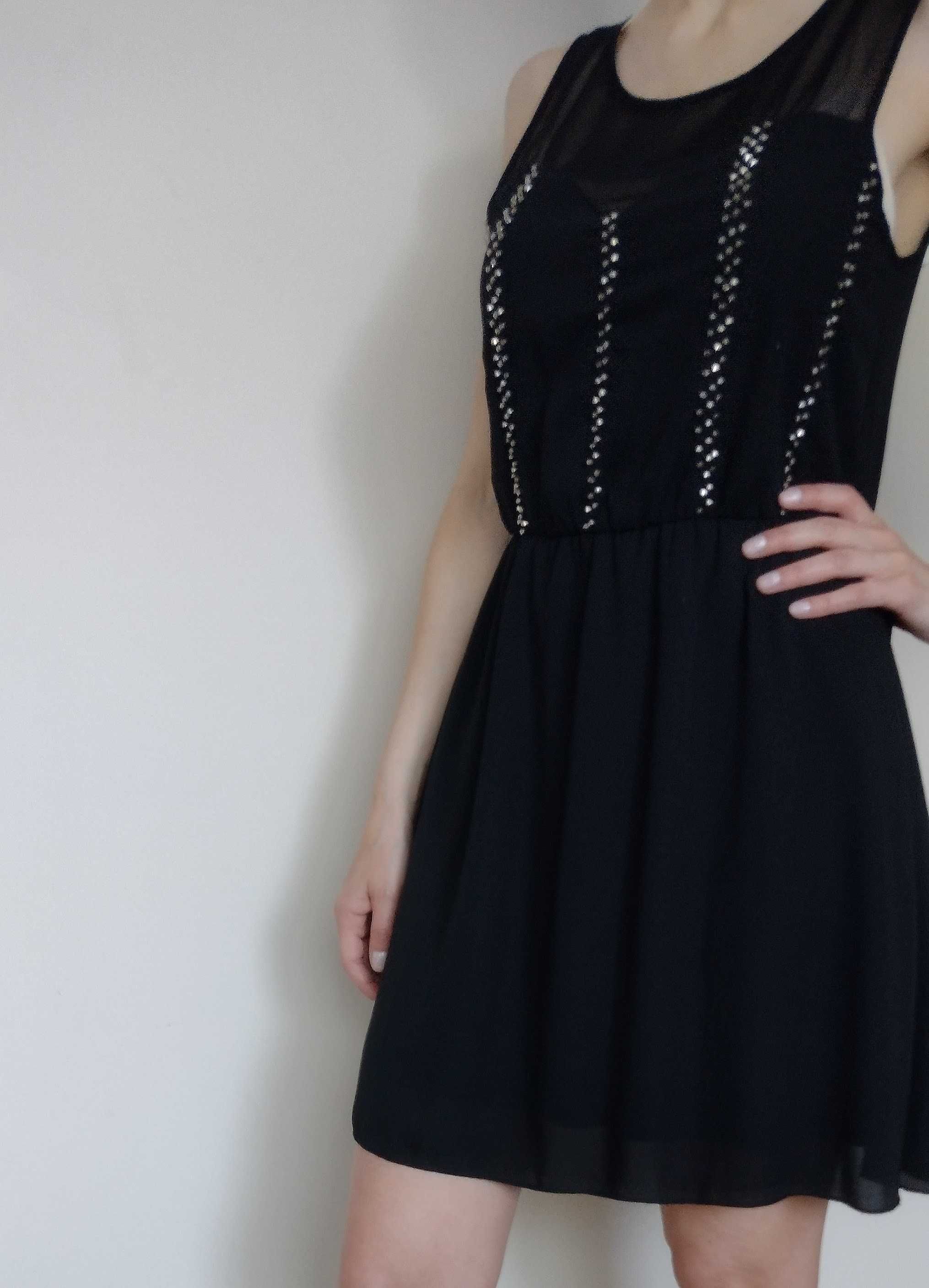 Czarna sukienka mini tiul i srebrne dżety na imprezę