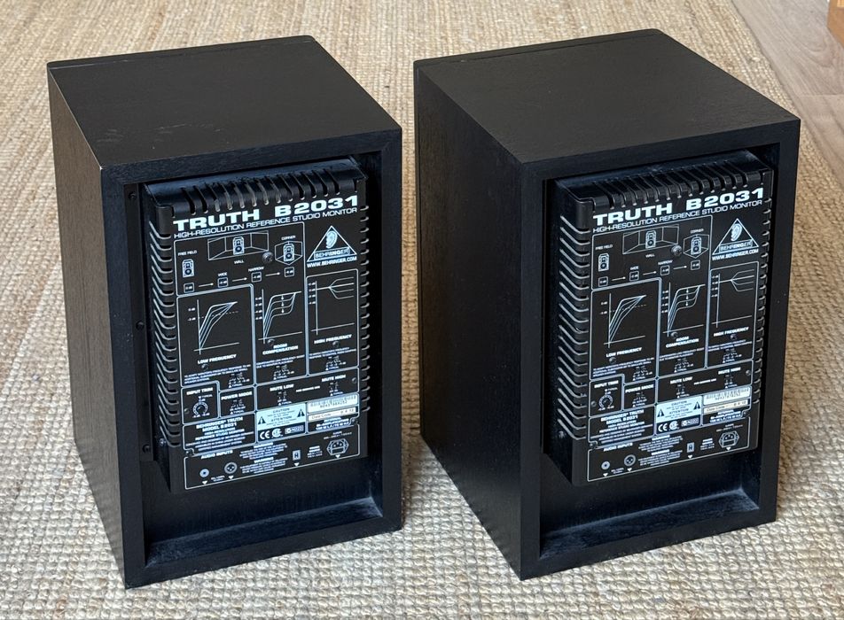 Monitores Behringer Truth B2031A