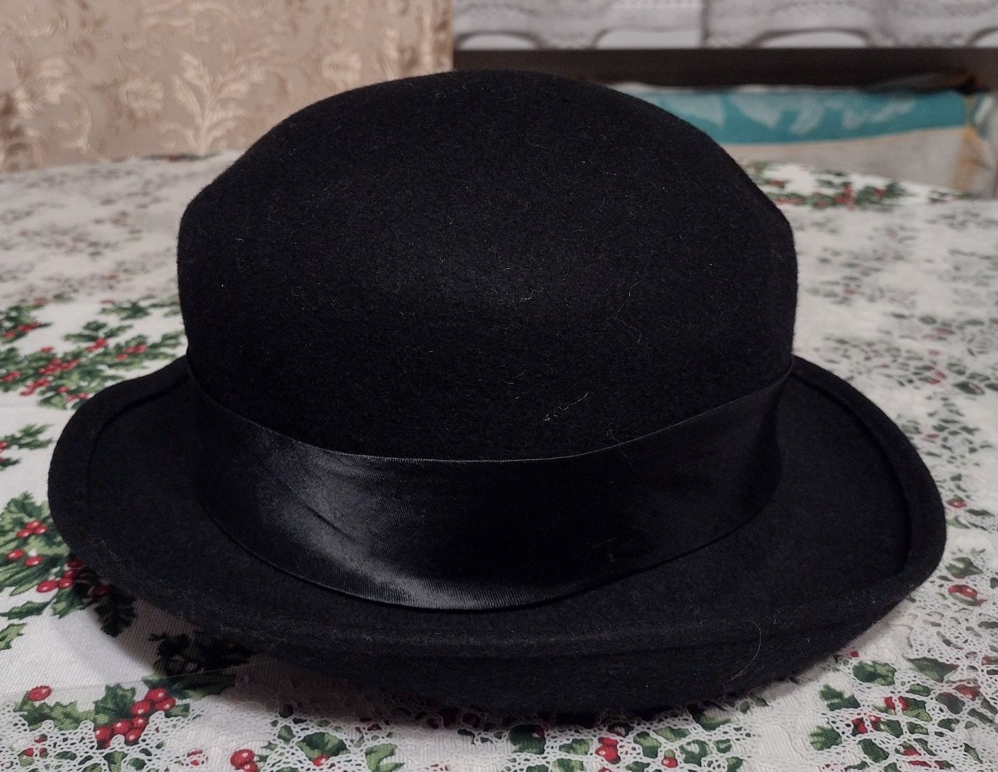 Czarny kapelusz ze średnim rondem