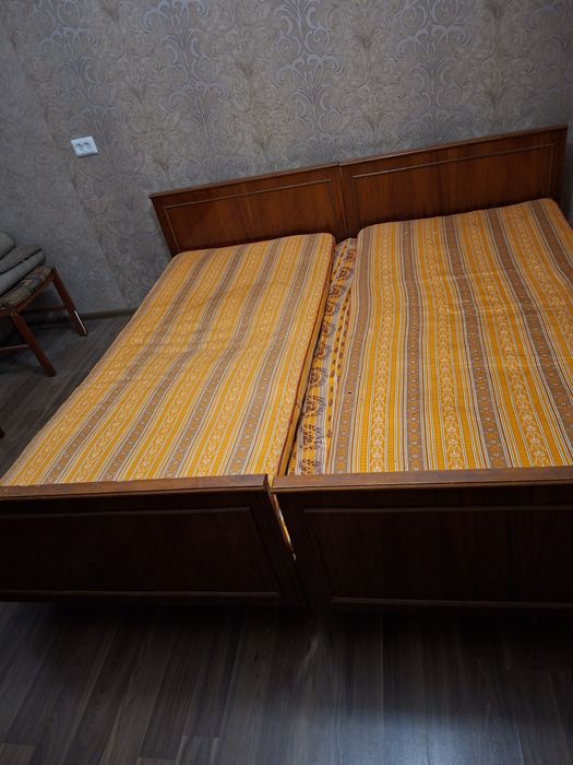 Продам двоспальне ліжко 180х90,тумби,трюмо