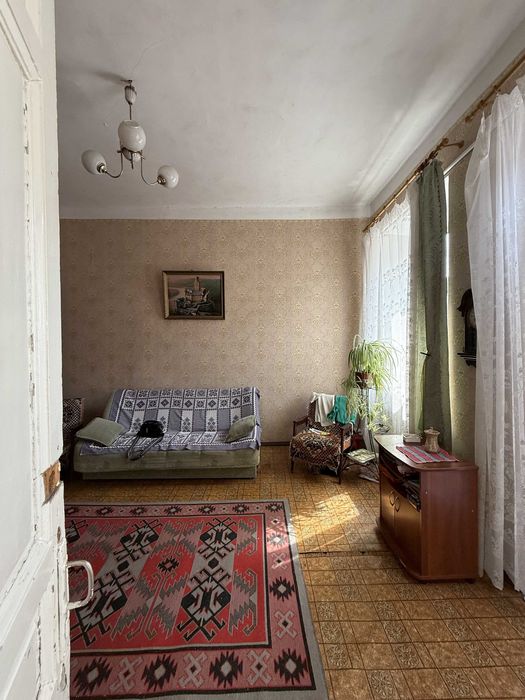 Уютная 2-комнатная с высоким потолком и балконом — центр рядом!