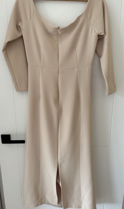 Sukienka z odkrytymi ramionami