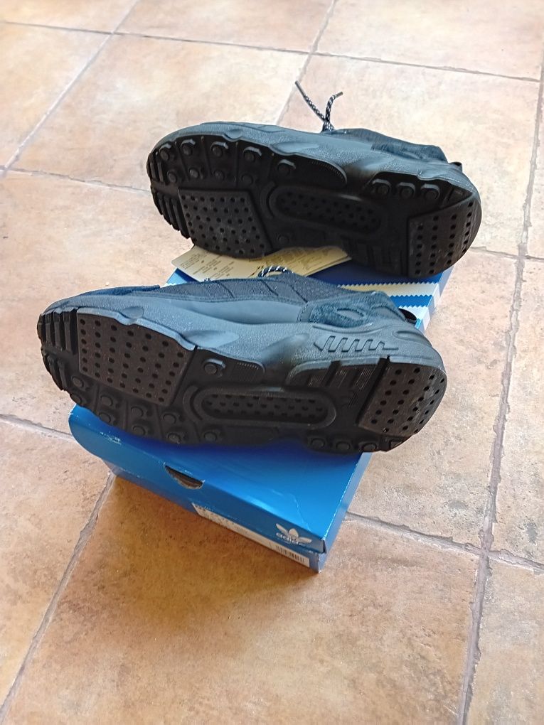 Ténis pretos Adidas