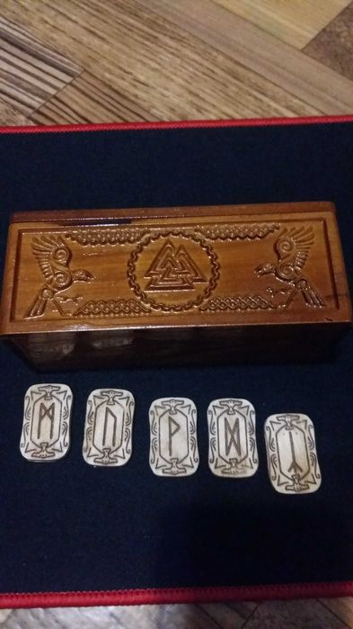 Скандинавские руны из ясеня