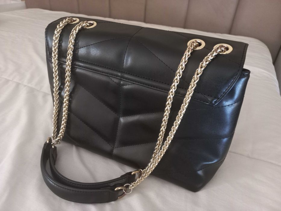 Mala Guess preta almofadada