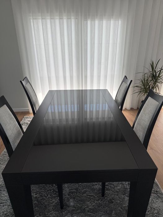 Mesa de jantar preta extencível