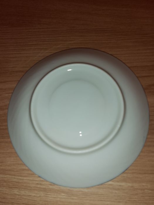Porcelanowy talerzyk w stylu klasycznym