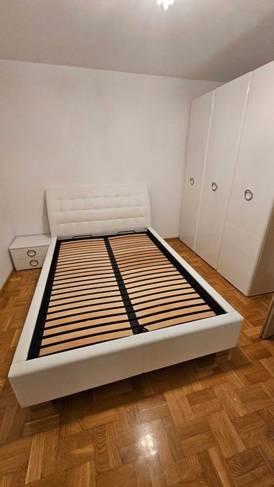 Szafa do sypialni, szafeczka oraz łóżko w gratisie.