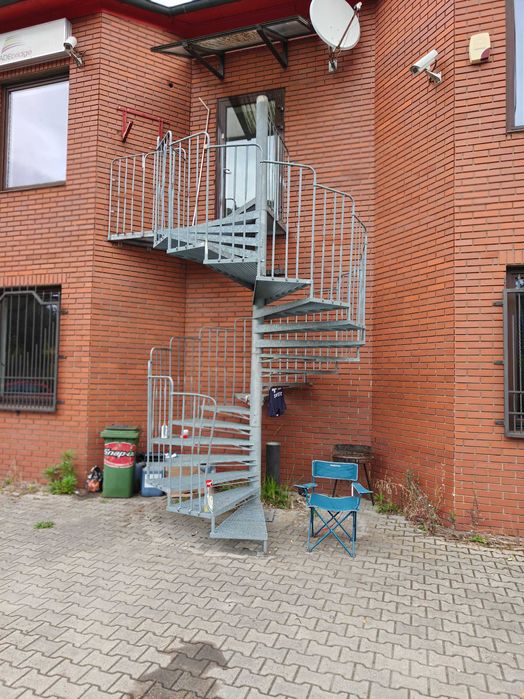 Schody zewnetrzne spiralne,fi ok,250cm,wysokosc ok,360cm+1m poręcze