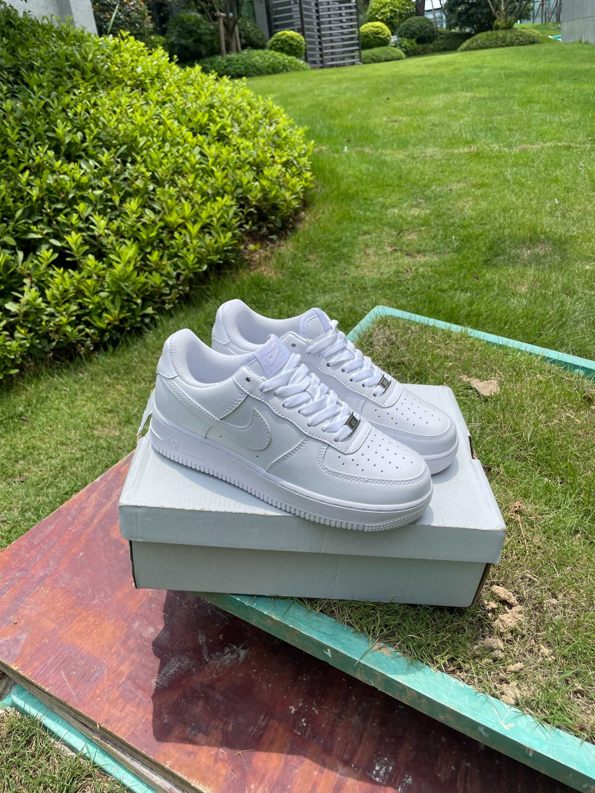 NikeAirForceOneLowR. 44