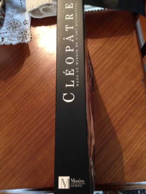 Livro em francês Cléopâtre c/capa dura