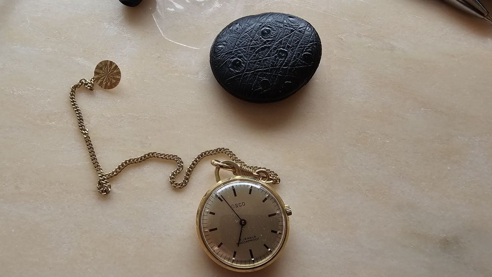 Złoty zegarek z łańcuszkiem