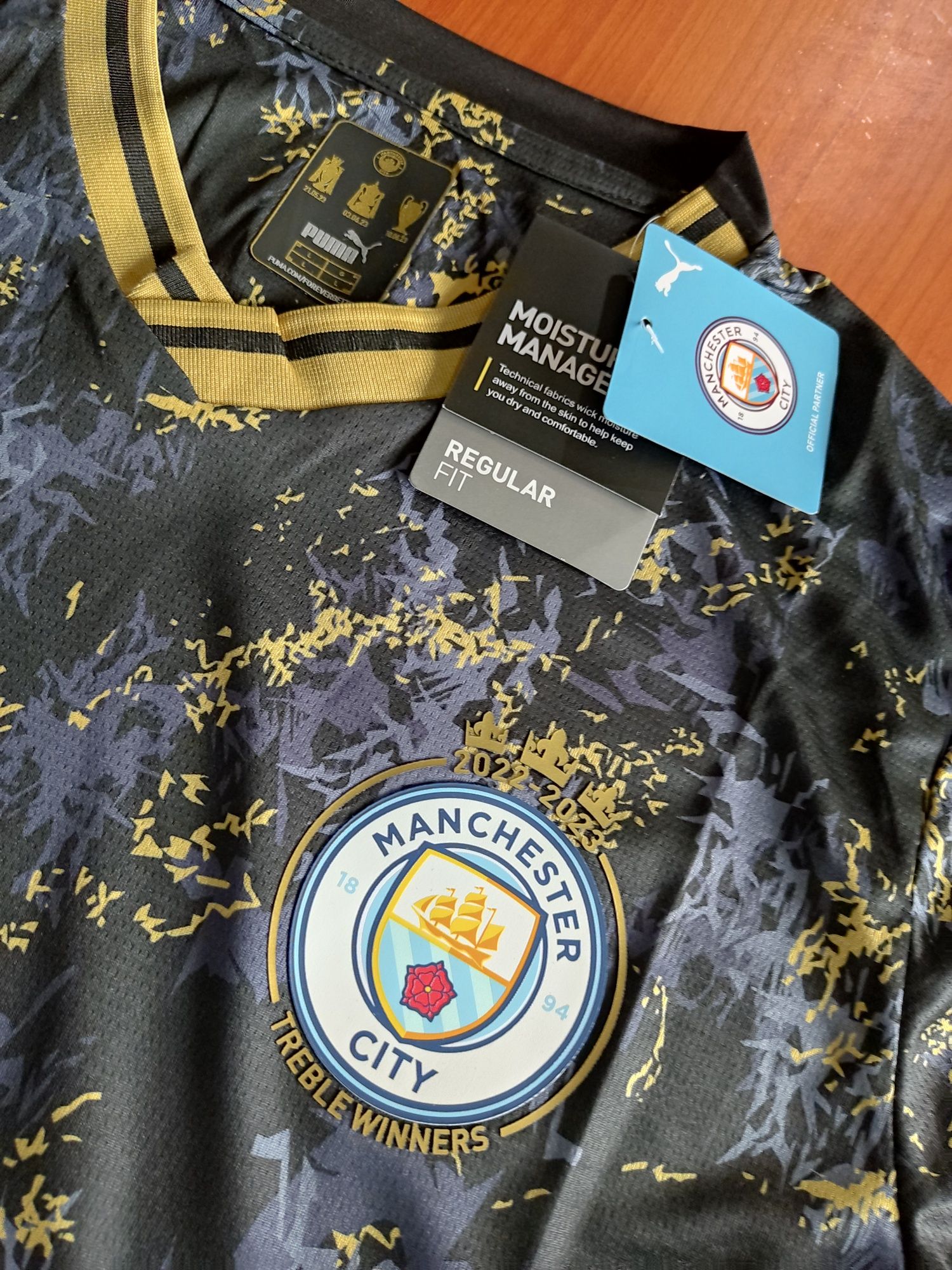 Camisola Futebol Manchester City 2023/2024 Campeão 3 Taças 2023