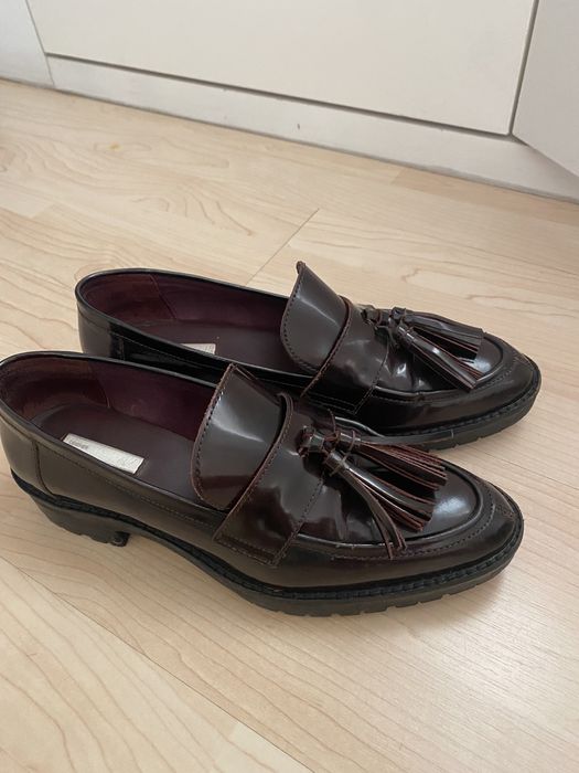 Sapatos em pele, com berloques, bordeaux escruro,  da H&M, tamanho 38