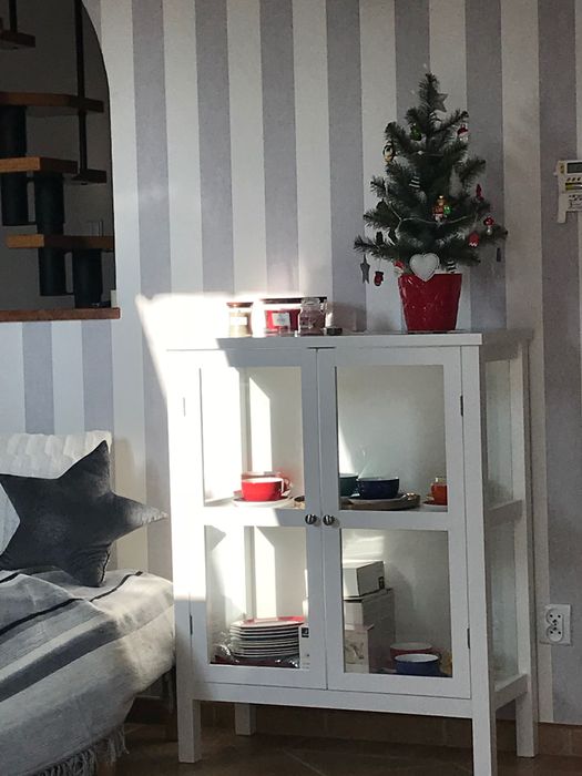 biała witryna niska 100x80x35. witryna ze szklanymi drzwiczkami.