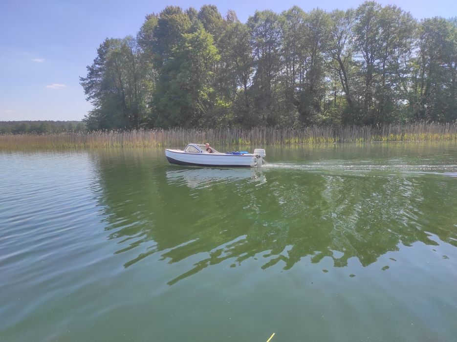 Motorówka z silnikiem i nową przyczepa