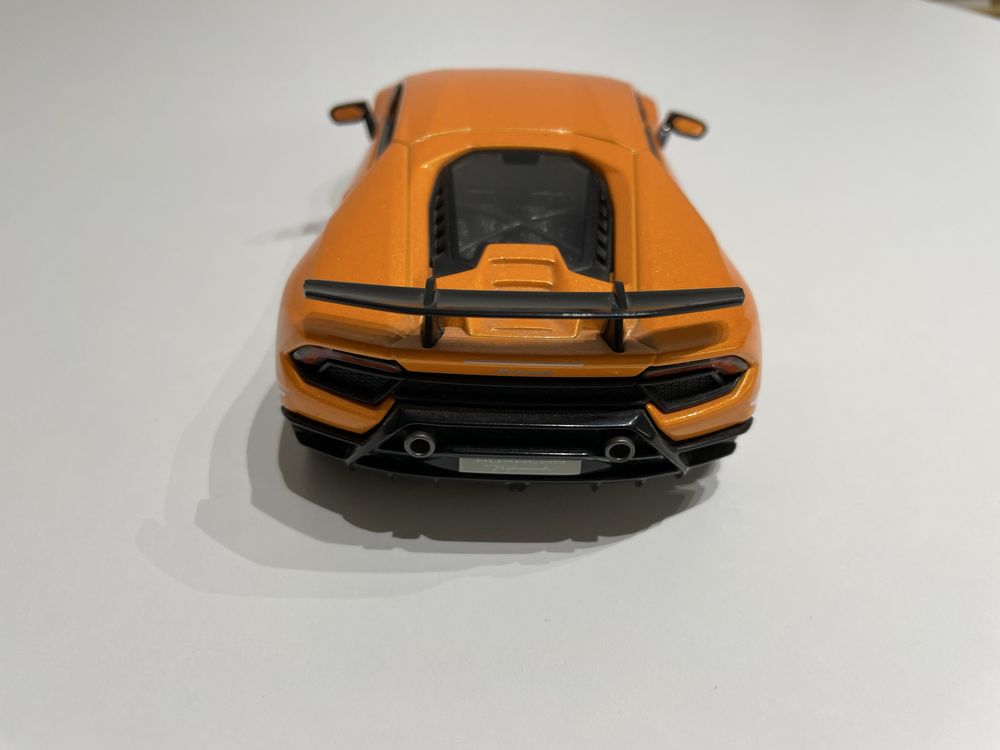 BURAGO 1:24 Lamborghini Huracan Performante PRYWATNA WYPRZEDAŻ POZNAŃ!