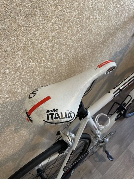 Продам велосипед шосейний Bianchi 
Повністю готовий до сезону 
Стан 4+