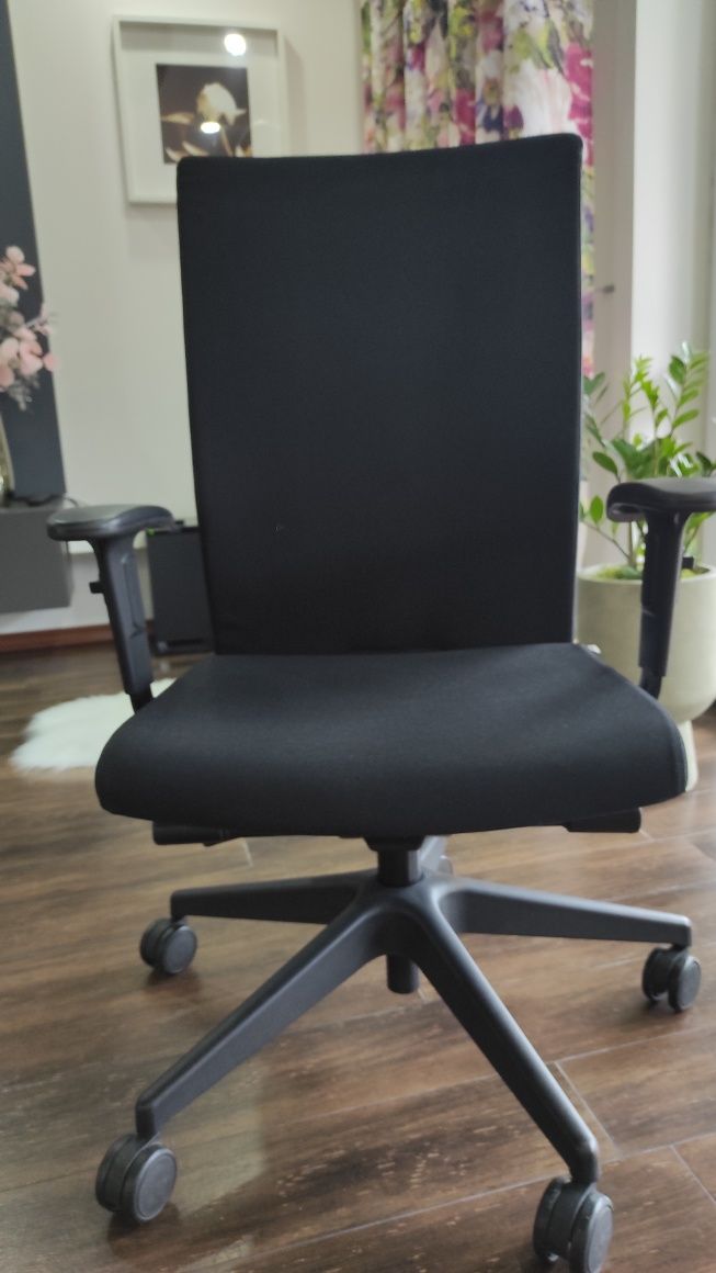 Fotel biurowy o rotowy z pełną regulacją kolor czarny