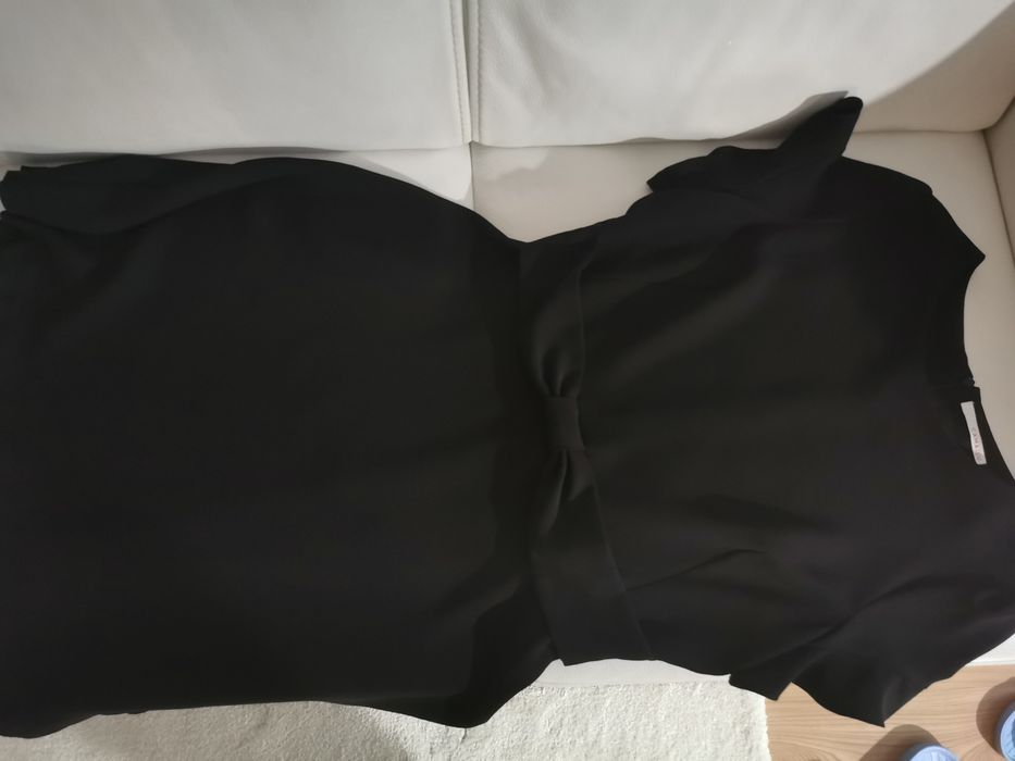 Czarna sukienka.