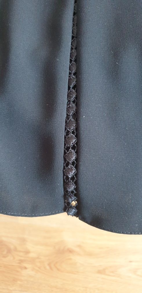 Czarna spódnica w kliny z ozdobnymi wstawkami