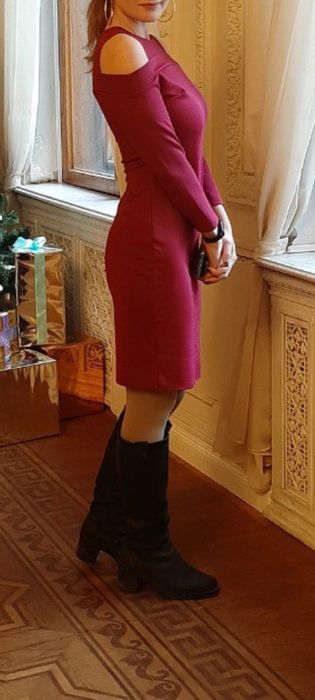 Сукня темно рожева з голими плечима