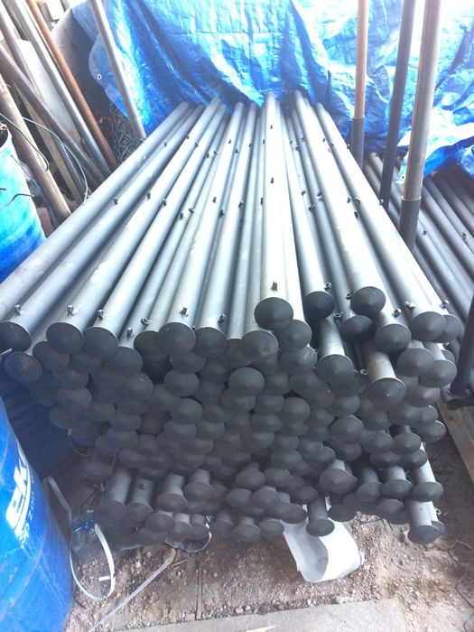 Słupki stalowe pod siatkę