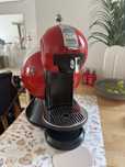Ekspres do kawy Dolce Gusto kapsulkowy czerowny